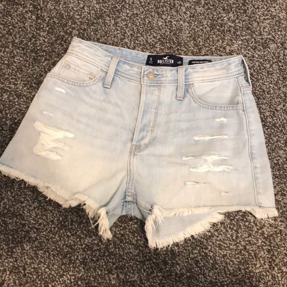 Never worn Hollister High-rise Mom Shorts 3"